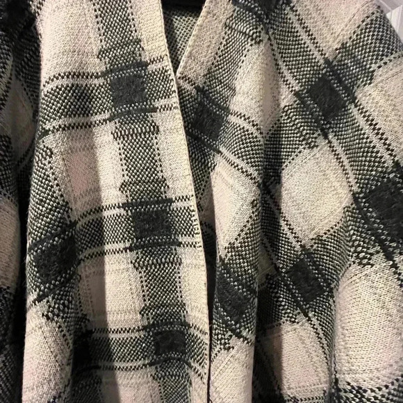 Lola Shawl - OS - Picture 2 of 6